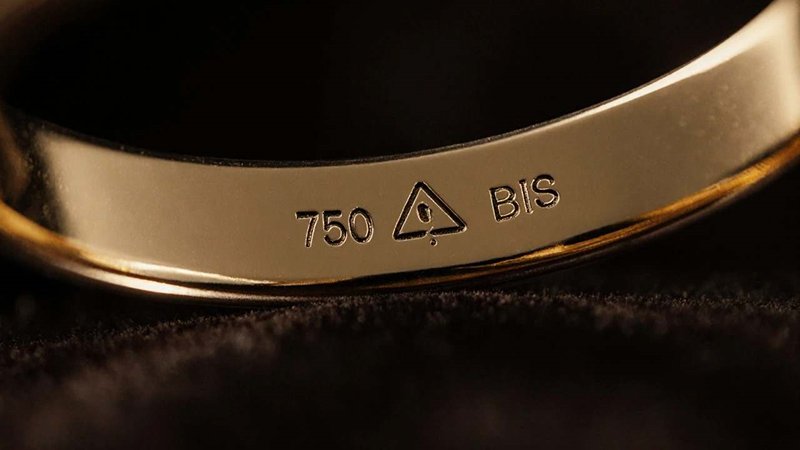  اعداد حک شده روی طلا